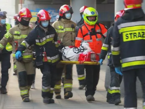 Strażacy pomogli pasażerce tramwaju