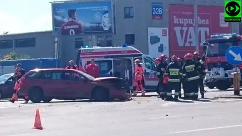 Czołowe zderzenie samochodu osobowego z ciężarówką