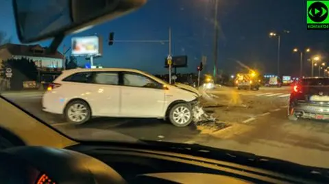 Zderzenie trzech samochodów na Modlińskiej. Dwie osoby w szpitalu