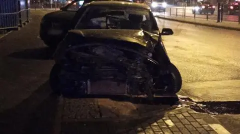 Uderzyła autem w sygnalizator. "Była pod wpływem alkoholu, przewoziła dziecko"