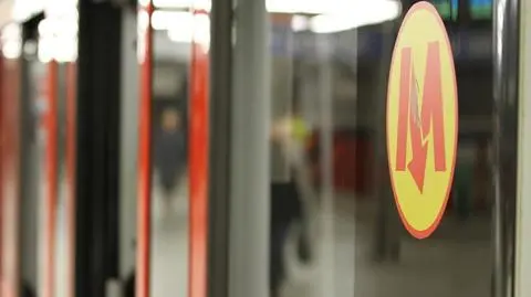 Wszedł między wagony. Zatrzymał na pół godziny metro