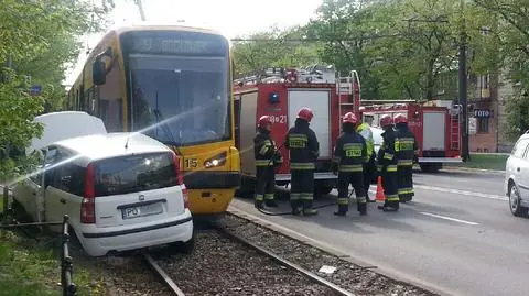 Zderzenie tramwaju z osobówką przy rondzie Wiatraczna