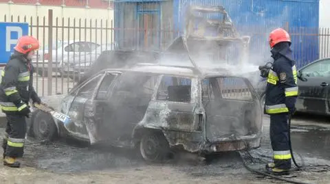 Pożar opla przed aresztem. "Auto spłonęło doszczętnie"