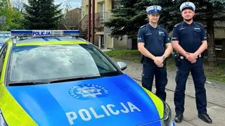 Policjanci eskortowali czterolatkę do szpitala 