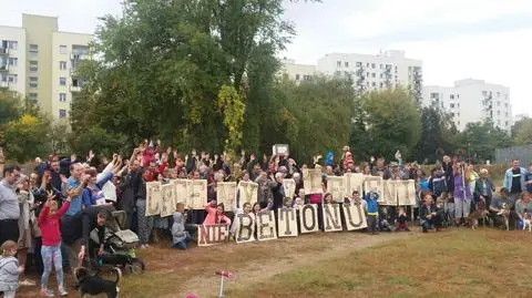 "Chcemy zieleni, nie betonu". Mieszkańcy walczą o skwer