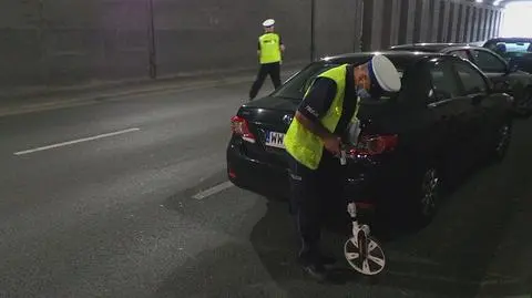 Zderzenie trzech aut w alei Prymasa Tysiąclecia. Policja: 85-letni kierowca był nietrzeźwy