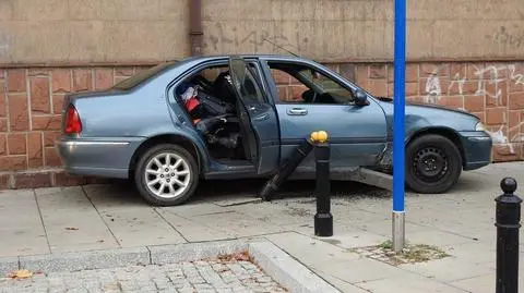 Pijany, bez uprawnień, uciekał kradzionym autem. Jazdę zakończył na ścianie, znaleźli przy nim fanty z włamania