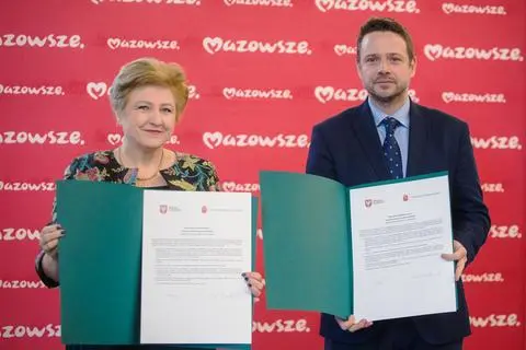 Rafał Trzaskowski i Elżbieta Lanc z podpisaną deklaracją współpracy