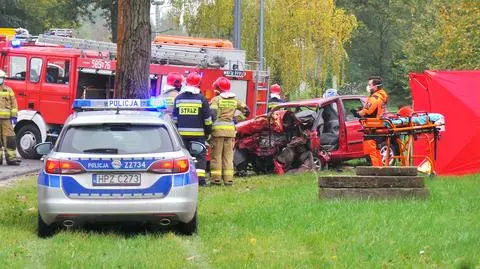 Samochód uderzył w drzewo pod Warszawą. "Nie żyje 25-letnia kobieta"