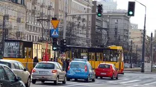 Tramwaj skręcający na objazd