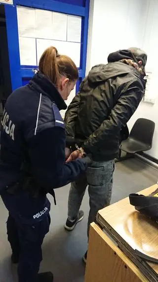 Policjantka z zatrzymanym mężczyzną