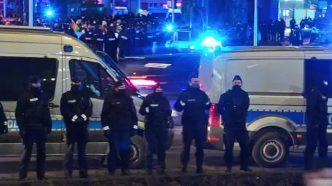 Dochodzi do przepychanek z policją