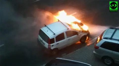 Pożar auta w centrum. "Spaliła się komora silnika"
