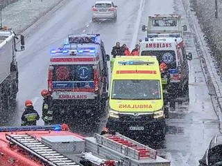 Zderzenie auta i karetki na Wawelskiej