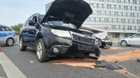 Zderzenie dwóch aut na Mokotowie. "Są mocno zniszczone"