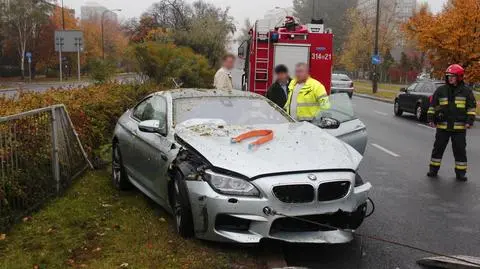 Sportowe bmw w krzakach po kolizji z toyotą