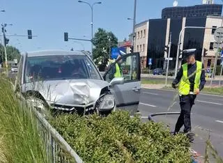 Samochód uderzył w latarnię na ulicy Wiertniczej