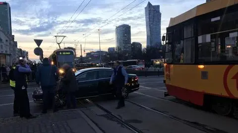 Zepsute auto zablokowało tramwaje na rondzie Dmowskiego