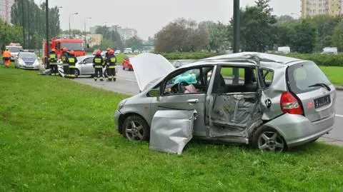 Ranna i dwie uszkodzone latarnie po zderzeniu opla i hondy