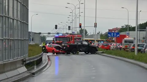 Trudny poranek na drogach. Stłuczka za stłuczką w deszczu