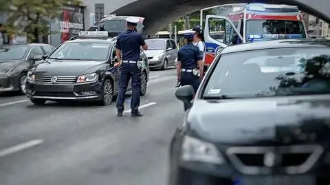 Przebite opony w taksówce, w aucie zakrwawiony kierowca i broń