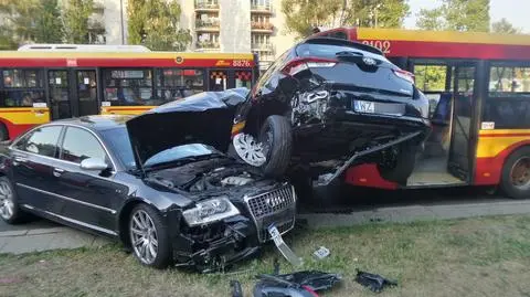 Zderzenie dwóch aut i autobusu