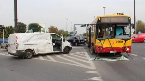 516 zderzył się dostawczakiem. Dwoje pasażerów rannych