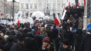 Kilkaset osób bierze udział w uroczystościach