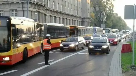 Poranny korek na dojeździe do Targowej. Pomogli policjanci i ZTM