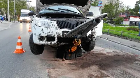 Auto dostawcy jedzenia zawisło na znaku po kolizji