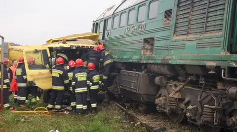 Wywrotka uderzyła w pociąg. Kierowca zakleszczony, lokomotywa wykolejona