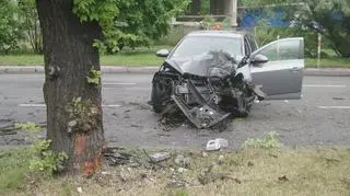 Chevrolet wjechał w drzewo