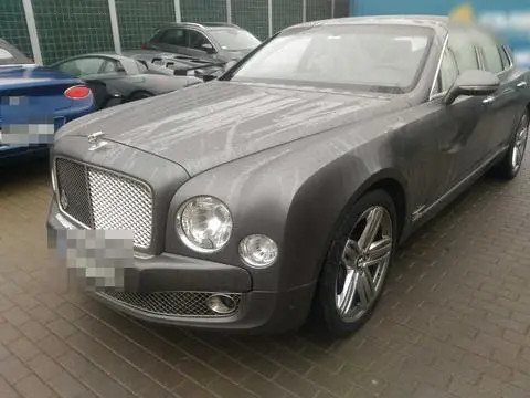 Bentley zabezpieczony przez policjantów 