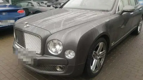 Bentley zabezpieczony przez policjantów 