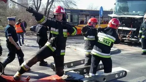 Zderzenie autobusu z tirem. Ranni pasażer i kierowca