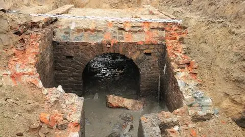 Archeolodzy odkryli piwniczkę na budowie metra