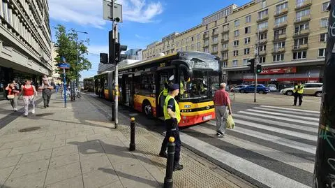 Kierowca autobusu potrącił pieszego. Mężczyzna trafił do szpitala