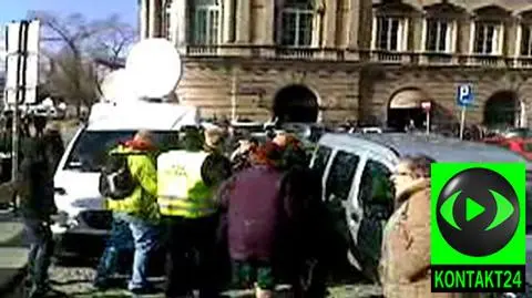 Awantura ze strażnikami o kwiaty i znicze