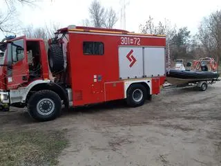 Strażacy wyciągnęli auto z rzeki