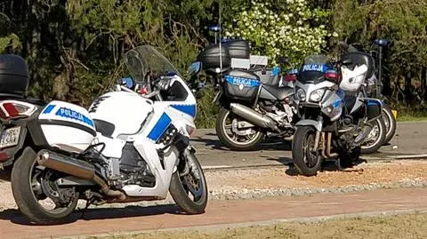 Czternastu policjantów w kolumnie. Czterech się zderzyło, jeden jest ranny