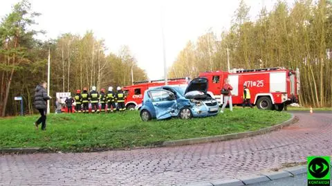 Osobówki zderzyły się na rondzie. 72-latka w szpitalu