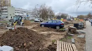 Samochód stojący pośrodku trwających prac