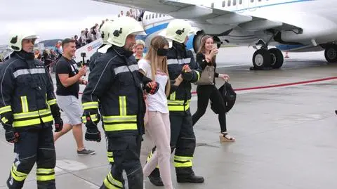 Zawiązane oczy, eskorta strażaków. Niespodzianka na płycie lotniska