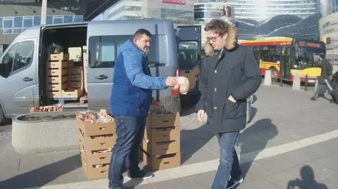 Rolnicy znów w Warszawie. Tym razem rozdawali jabłka