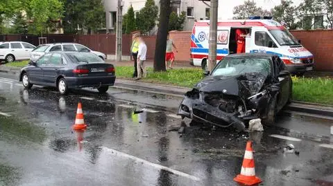 BMW uderzyło w drzewo Dwie osoby ranne
