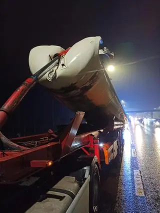 Uszkodzona cysterna jadąca trasą S8 