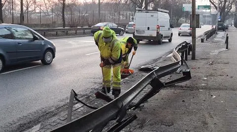 Samochód uderzył w bariery na Wisłostradzie