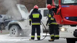 Akcja strażaków na parkingu