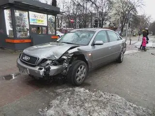 Zderzenie dwóch aut na Ochocie