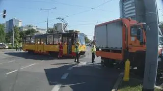 Tramwaj będzie odholowany do zajezdni